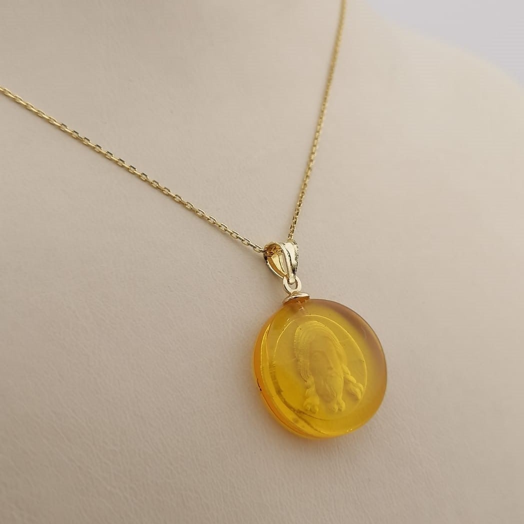 14K 585 Gold Chain with Hand Carved Amber Jesus Christ Pendant: 14K 585 Gold Chain with Hand Carved Amber Jesus Christ Pendant Chain Size:19.6 in(50cm) Pendant Size:0.66 in x0.98 in (17mmx25mm) Bail included. Total Weight:2.41 g With Gift Box Express Shipping.Carr