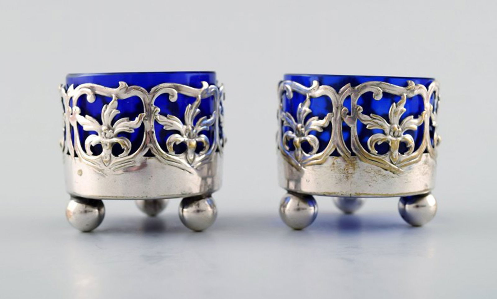 A pair of English salt cellar with glass inserts in blue of English silver plate. (1 of 4)