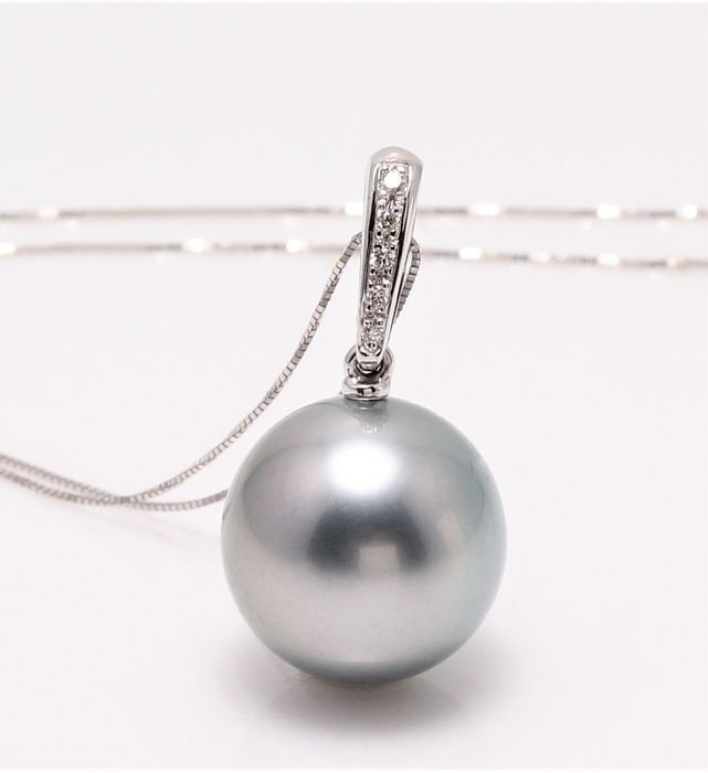 14 kt. White Gold - 12x13mm Round Tahitian Pearl - Necklace with pendant - 0.04 ct: Title: 14 kt. White Gold - 12x13mm Round Tahitian Pearl - Necklace with pendant - 0.04 ct Description: Emerging from the tropical lagoons of French Polynesia, this Tahitian pearl has a natural beautif