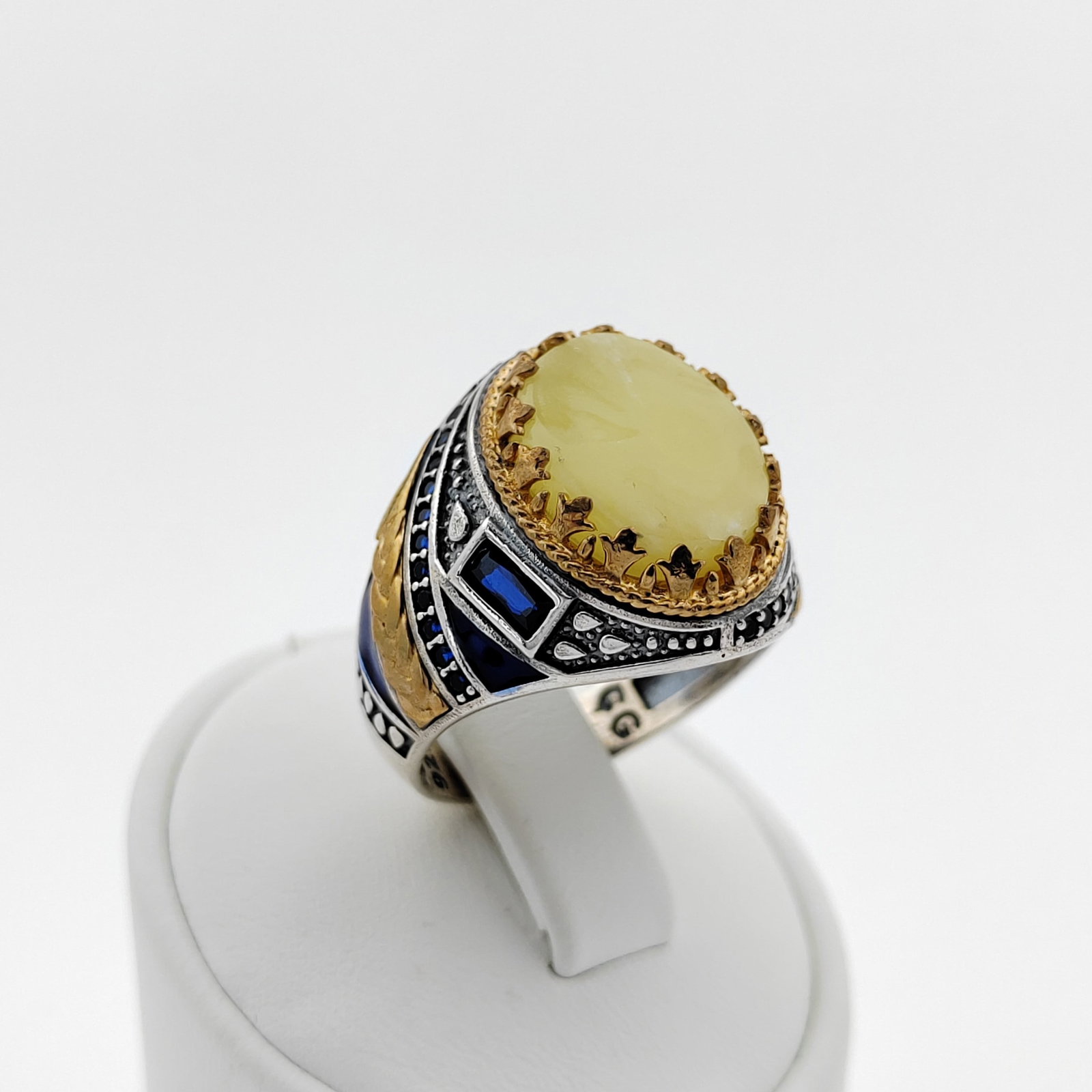 925 Silver Men's Ring with Baltic Amber: 925 Silver Men's Ring with Baltic Amber UV Tested -Weight:8.3g -Size: US Size 10 (20mm) With Gift Box Express Shipping.Carrier:DHL Express Combine Shipping Prices: 2 lots 30$ 3 lots 35$ 4 lots 40$ 5 l