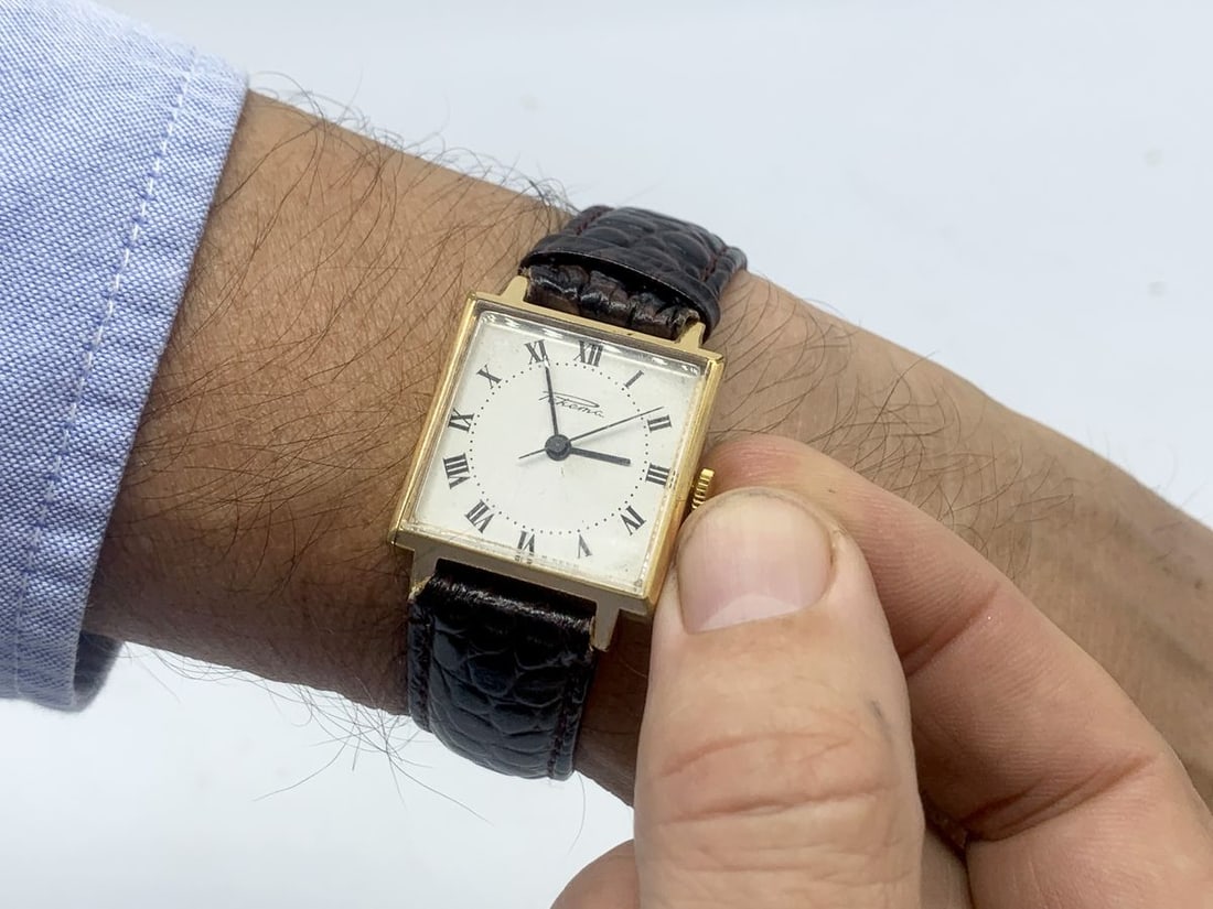 Raketa vintage men wrist watch / Russian antique unisex USSR watches: Lot Title: Raketa vintage men wrist watch / Russian antique unisex USSR watches Lot Description: Materials Band material: Leather Gold, Stainless steel Raketa vintage men wrist watch. Russian antique