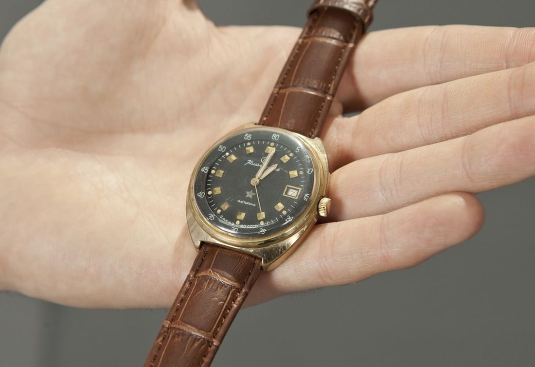 Komandirskiye vintage men wrist watch / Russian antique unisex USSR watches: Lot Title: Komandirskiye vintage men wrist watch / Russian antique unisex USSR watches Lot Description: Materials Band material: Leather Gold, Stainless steel Komandirskiye vintage men wrist watch. Ru