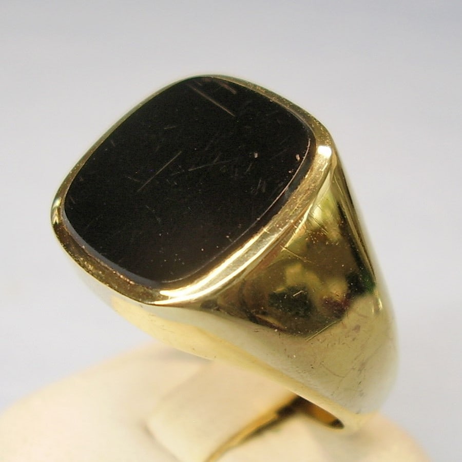 MEN'S GOLD RING with onyx. (1 of 8)
