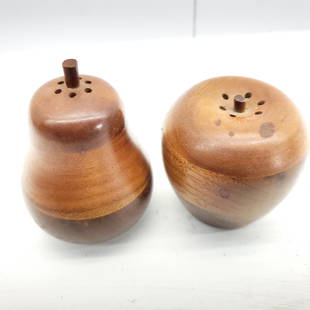 Mid Century Modern Wood Minimalist Pear and Apple Salt and Pepper Shakers Danish Modern: Vintage from the 1970s Materials: wood Mid Century Modern Wood Minimalist Pear and Apple Salt and Pepper Shakers Danish Modern In good condition, minor wear, scratches and marks. Measures 3"H x 2"W Re