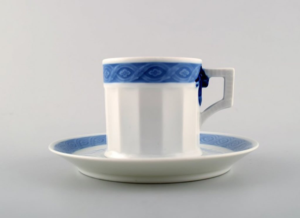 Royal Copenhagen Blue Fan, coffee cup with saucer.: Royal Copenhagen Blue Fan, coffee cup with saucer. 17 sets in stock. Designed by Arnold Krog in 1909. Decoration Number 1212/11548. Measures: cup: 6 cm x 6 cm. Saucer: 12,8 cm In Perfect condition, 1s