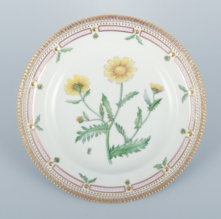 Royal Copenhagen Flora Danica dinner plate. Hand-painted. (1 of 12)