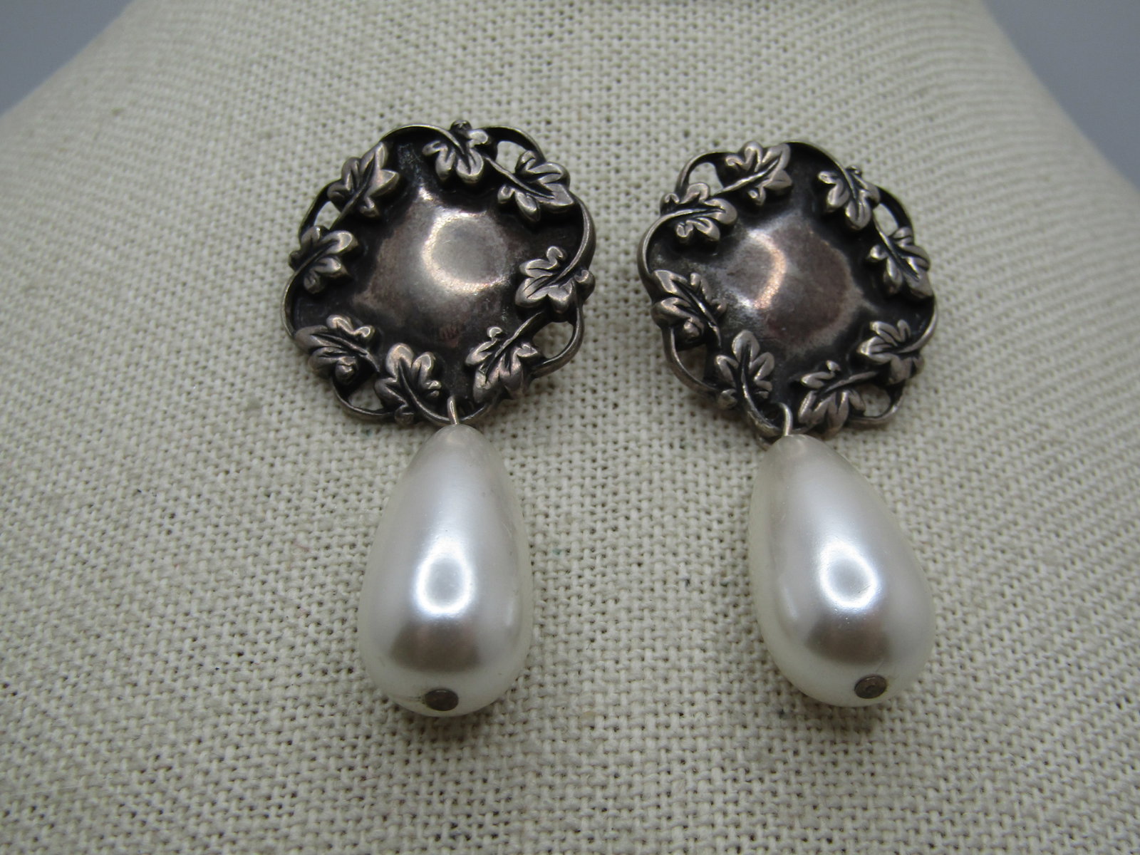 Vintage Sterling Repousse Leaves/Pearl Earrings, Pierced, 1980's: Vintage Sterling Repousse Leaves/Pearl Earrings, Pierced, 1980's. These have a round slightly domed dtop with a scrolled and leaf circle around the stud part of the Earrings - it is papx. 1" round. Fr