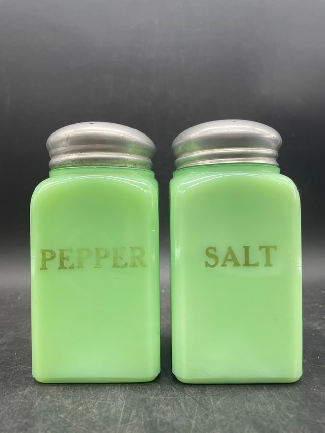VINTAGE 1930'S MCKEE JADEITE URANIUM GLASS GREEN SALT AND PEPPER SHAKERS (1 of 7)