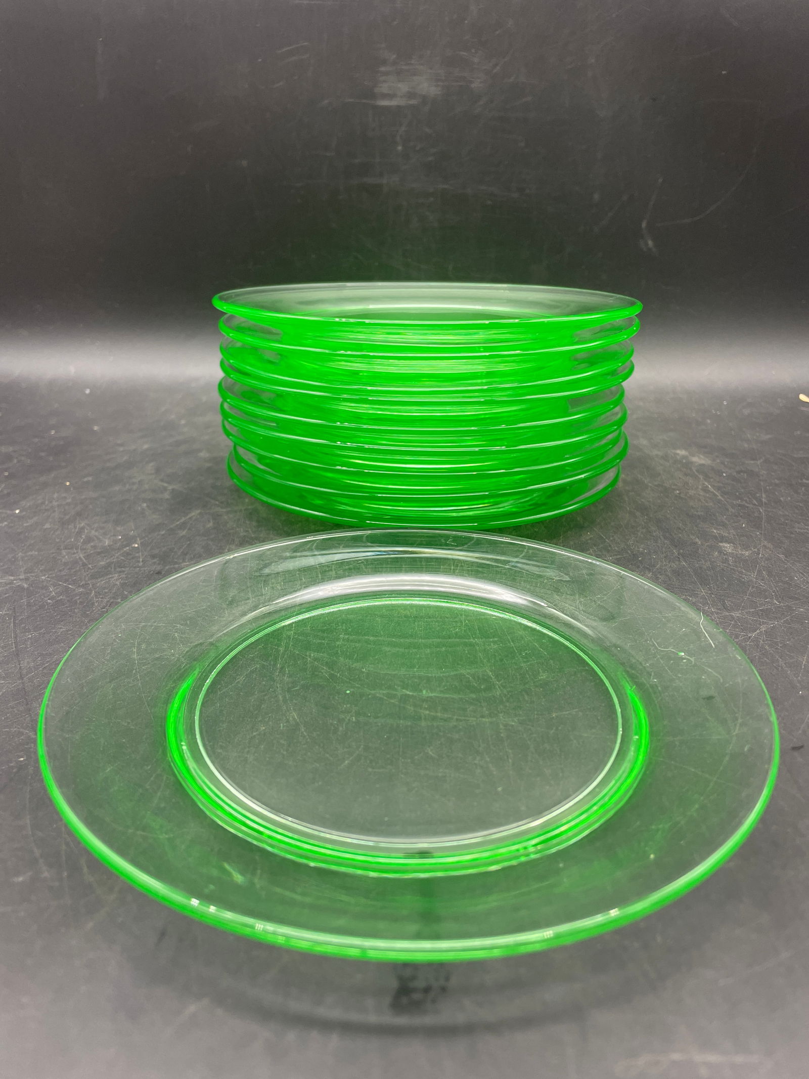 SET OF 10 VINTAGE URANIUM GREEN GLASS DESSERT PLATES (1 of 6)