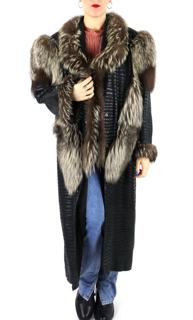 LEATHER & SILVER FOX FUR COAT EU: L; US: 16: Title: LEATHER & SILVER FOX FUR COAT EU: L; US: 16 Dimension: Approximate size- EU: L; US: 16 : Important details: Length: 124cm/48.82in -Shoulders width:54cm/21.26in -Sleeve Length:64cm/25.2in -Bust 