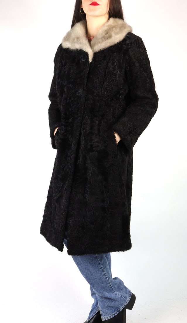 KARABUL CURLY FUR COAT & MINK COLLAR EU: M ; US: 12: Title: KARABUL CURLY FUR COAT & MINK COLLAR EU: M ; US: 12 Dimension: Aproximate size- EU: M; US: 12 : Important details: Length: 100cm/39.37in -Shoulders width:47cm/18.5in -Sleeve Length:58cm/22.83in