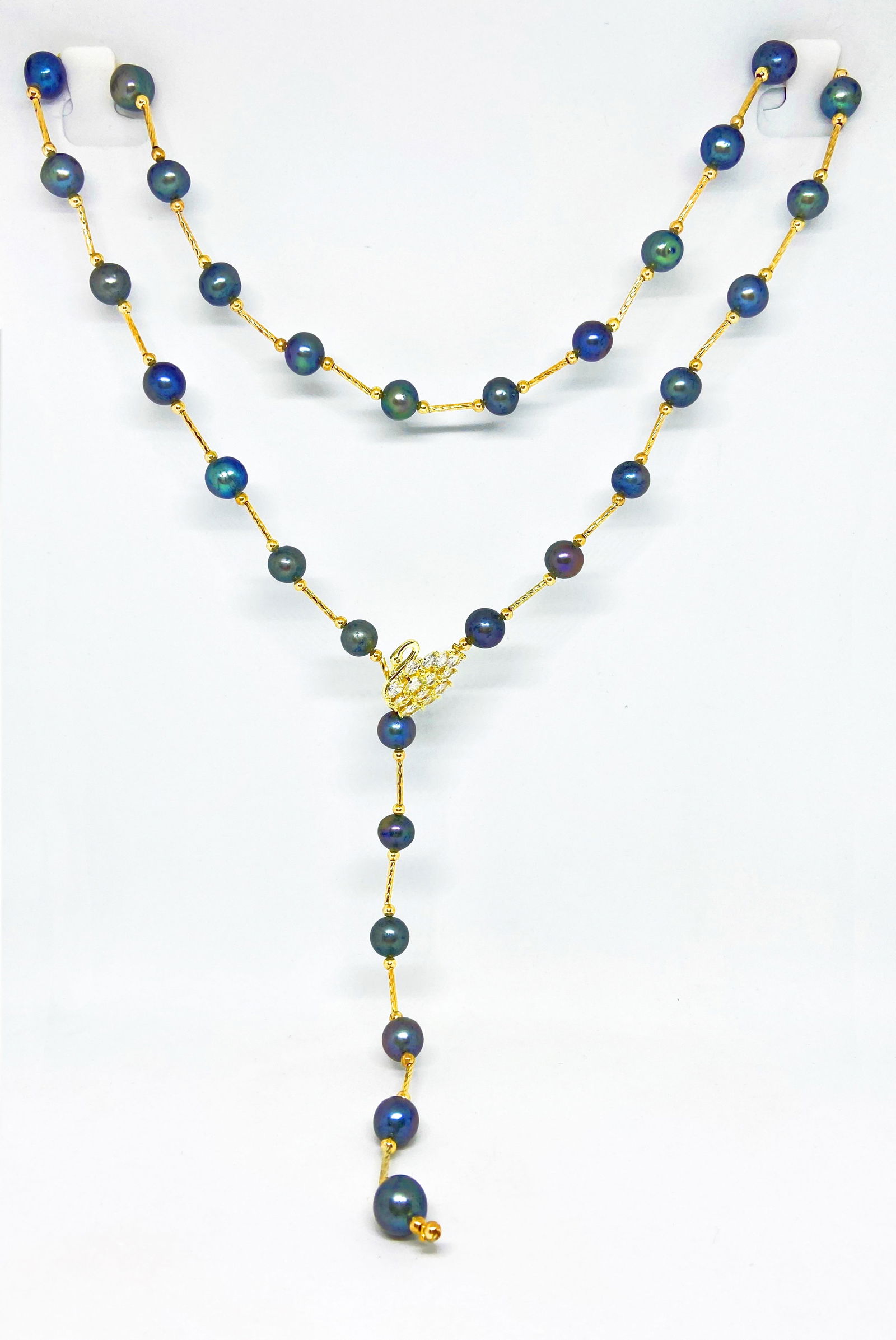 Tahitian cultured pearls necklace with Swan Clasp: Title: Tahitian cultured pearls necklace with Swan Clasp Description: An unique appeal, With this design, bright peacock Tahitian cultured pearls are strung on a 73cm length gold plated chain. The eye