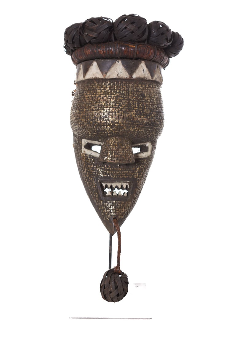 Initiation mask - Copper, Plant fibre, Wood - Salampasu - Congo: SALAMPASU masks are famous and are characterized by a bulging forehead, slanted eyes, a triangular nose and a rectangular mouth displaying filed teeth. This wooden mask has beautiful feathers on top o