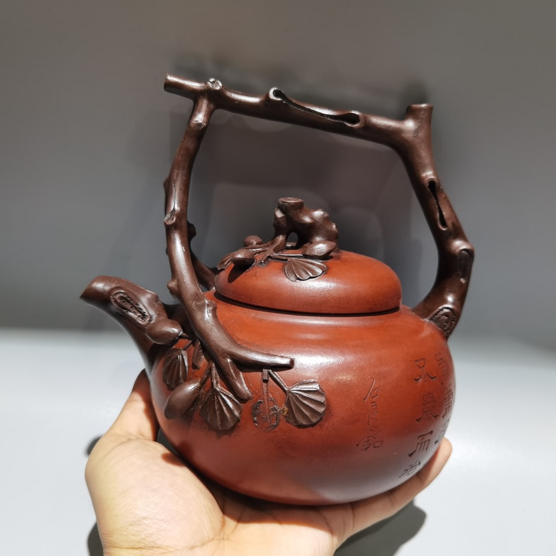 Chinese Yixing Zisha Clay Handle Teapot w Artist Signed: Title: Chinese Yixing Zisha Clay Handle Teapot w Artist Signed Origin: Chinese Materials: Yixing Zisha Dimensions: 180x170(mm) 7.09x6.69(inches) Reserve: $180.00 Shipping: Domestic: Shipping rates