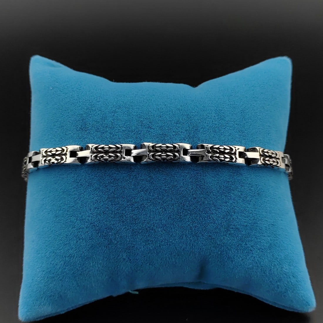 925 Sterling Silver Men's Bracelet: Title: 925 Sterling Silver Men's Bracelet Description: 925 Sterling Silver Men's Bracelet. -Condition:New Weight:19.4g -Size:8.66 inch (22cm) Link Width:0.22 inch (5.7mm) With Gift Box Express Shippin