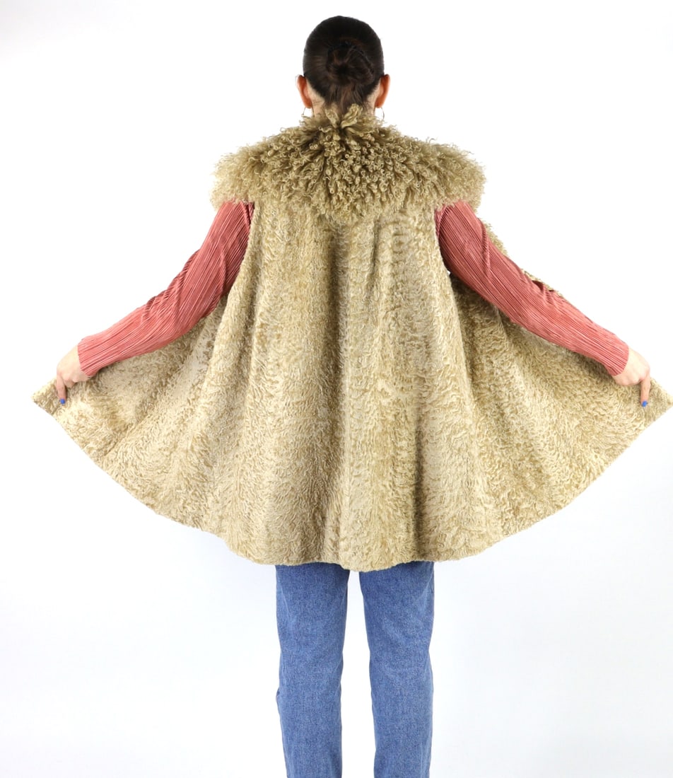 CREAM SHEEP FUR VEST EU: XL; US: 22: Title: CREAM SHEEP FUR VEST EU: XL; US: 22 Dimension: Approximate size- EU: XL; US: 22 : Important details: Length: 80cm/31.5in -Shoulders width:40cm/15.75in -Bust size ( pit to pit x2 ):120cm/47.24in