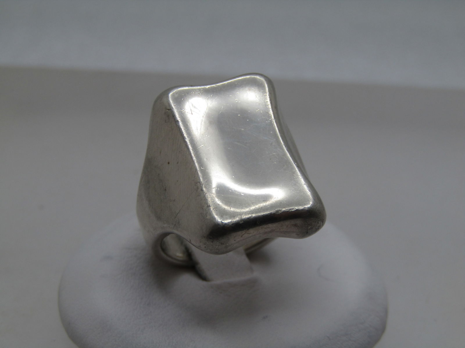 Vintage Sterling Modernist Ring, Robert L. Morris Studios, Sz. 6, 1980's or after: Vintage Sterling Modernist Ring, Robert L. Morris Studios, Sz. 6, 1980's or after. Heavy ring that is like a melting rectangle. It has a slighted bow to it with round corners. It is appx. 22mm by 16.5