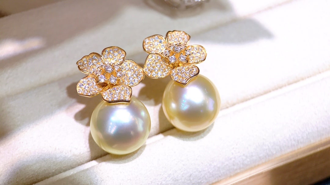 Piaget flower gold bead earrings: Piaget Flower Gold Bead Stud Earrings. 11～10mm, full, round, bright and flawless, 925 precision inlaid Reserve: $350.00 Shipping: Domestic: Shipping rates are determined by destination Internat