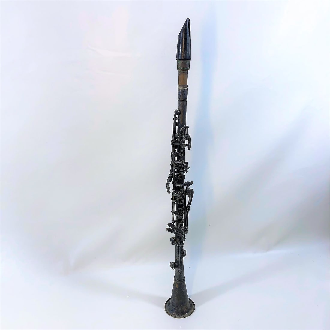 Vintage '40s Holton Collegiate 1940s - Silver Plated Clarinet: Title: Vintage '40s Holton Collegiate 1940s - Silver Plated Clarinet Maker/Brand: Holton Origin: USA Date/Period: 1940s Materials: metal Size:32x8x8 Description: This item is in overall fair cosmetic