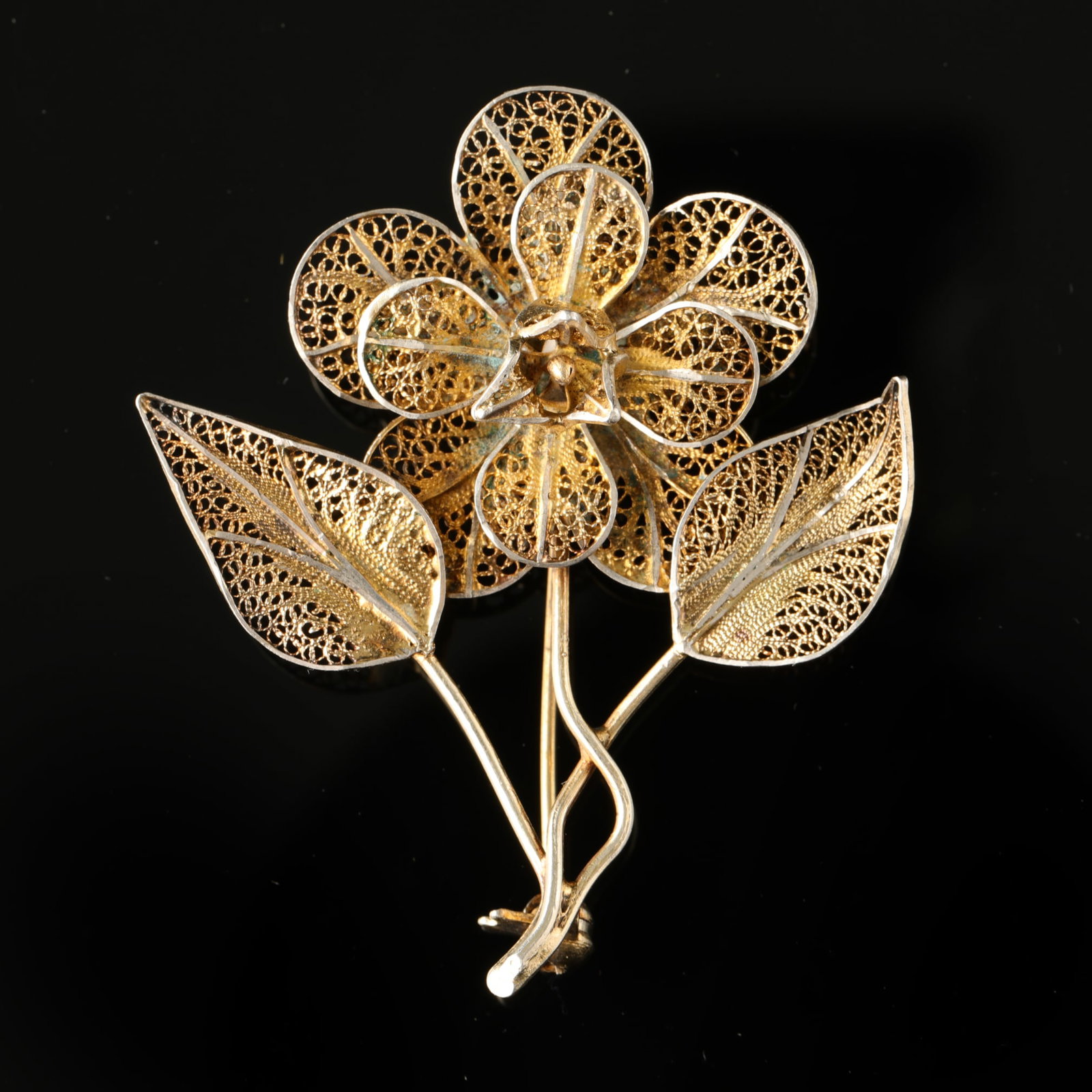 Golden Silver Filigree Brooch: Title: Golden Silver Filigree Brooch Description: Portuguese silver gilt filigree brooch (833/1000) Date/Period:1938-1984 Materials: Gold, Silver Weight: 7,79 grams | 0,27 oz Dimensions:4,5x5 cm | 1,8
