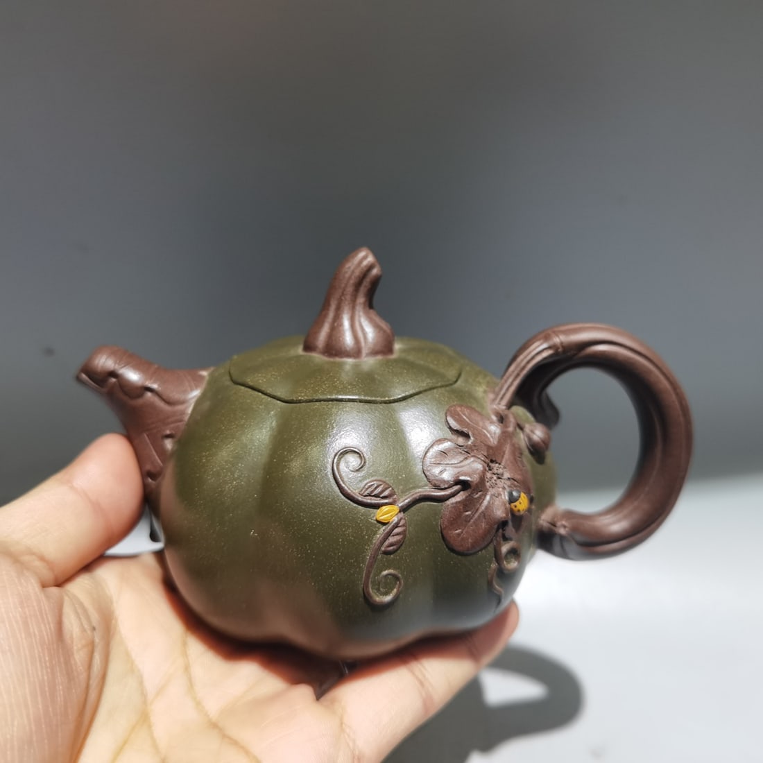 Chinese Yixing Zisha Clay Teapot w Artist Signed: Title: Chinese Yixing Zisha Clay Teapot w Artist Signed Date/Period: -- Origin: Chinese Dimension: 140x80(mm) 5.51x3.15(inches) Materials: Yixing Zisha Reserve: $199.00 Shipping: Domestic: Shipping ra