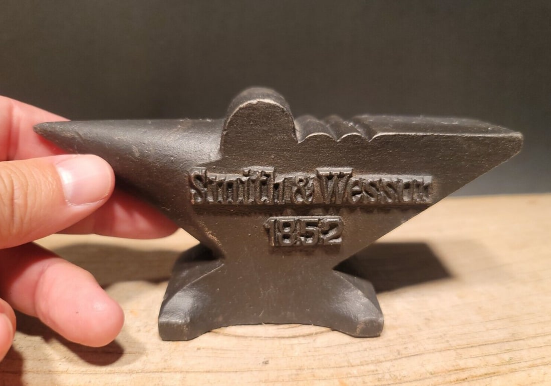 Cast Iron Smith & Wesson Miniature Anvil (1 of 12)