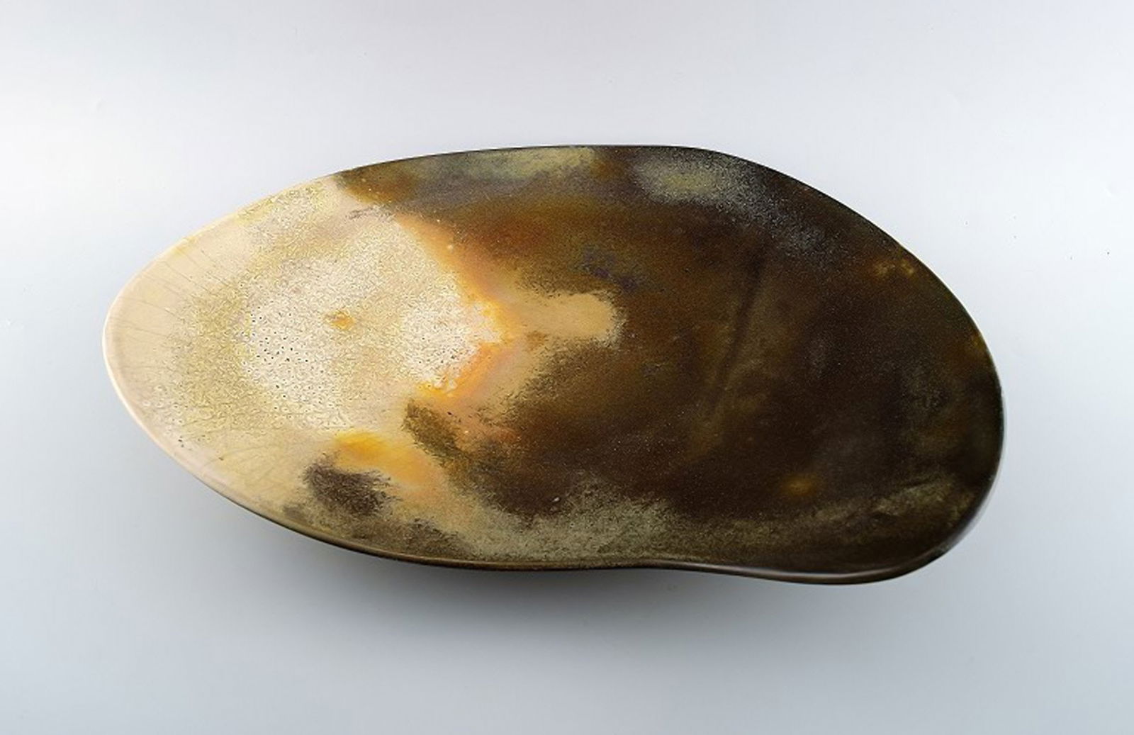 Hans Hedberg (1917-2007) Swedish ceramist. Unique very large kidney shaped ceramic dish from: Hans Hedberg (1917-2007) Swedish ceramist. Unique very large kidney shaped ceramic dish from Hedberg's own workshop in Biot, south of France, app. 1960 s. Hedberg worked with several famous artists, a
