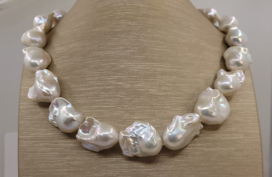 17x20mm Baroque Edison Freshwater pearls - Necklace: Title: 17x20mm Baroque Edison Freshwater pearls - Necklace Description: This necklace will stand out for its radiant glow ! Most freshwater pearls are nucleated by tissue, but Edison cultured pearls a