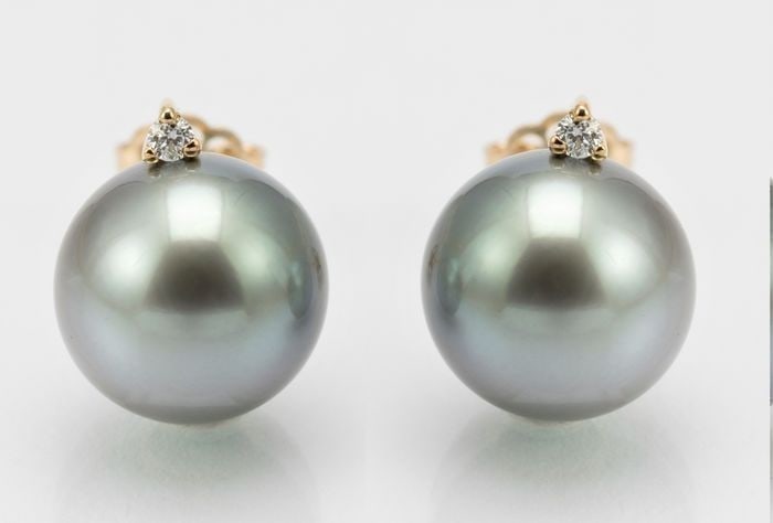 9x10mm Round Silvery Grey-Green - 14 kt. Tahitian pearls, Yellow gold - Earrings - 0.04 ct: Title: 9x10mm Round Silvery Grey-Green - 14 kt. Tahitian pearls, Yellow gold - Earrings - 0.04 ct Description: Produced by the Pinctada Margaritifera oyster in the tropical lagoons of French Polynesia