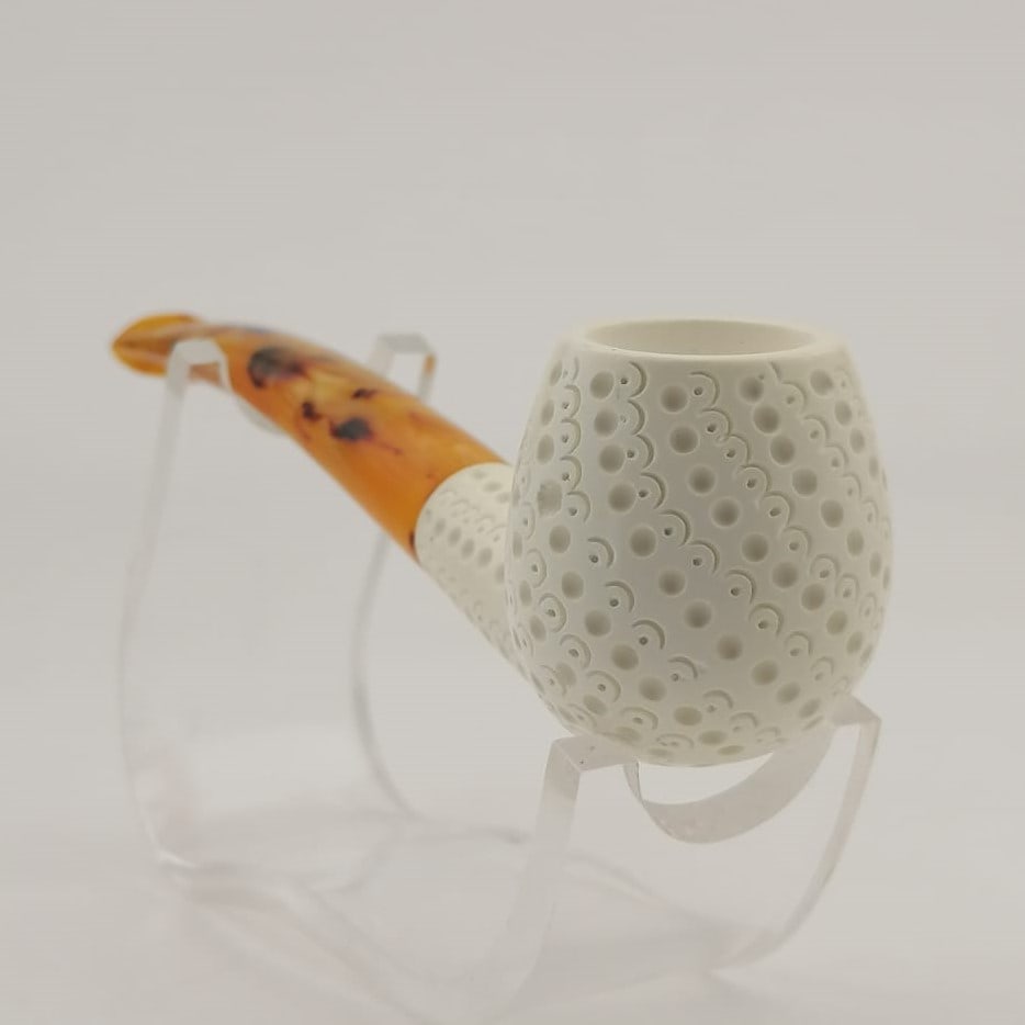 Classic Lattice Meerschaum Pipe: Title: Classic Lattice Meerschaum Pipe Materials: Meerschaum Dimension: 5.3 inch(13.5cm) Additional Information: Classic Lattice,Hand carved Meerschaum Pipe. Made in Turkey,Eskisehir by Meerschaum Car