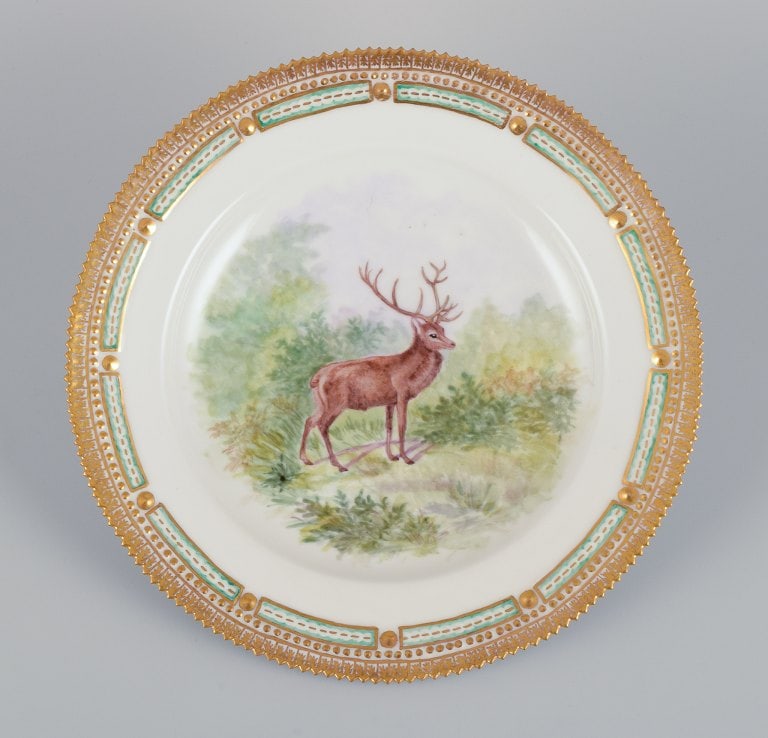 Royal Copenhagen Fauna Danica dinner plate with a motif of a deer in a landscape.: Royal Copenhagen Fauna Danica dinner plate with a motif of a deer in a landscape. Hand-painted by Einar J. Hoff. 1930-1950. Third factory quality. In perfect condition. Dimensions: D 25.0 cm x H 3.3 c