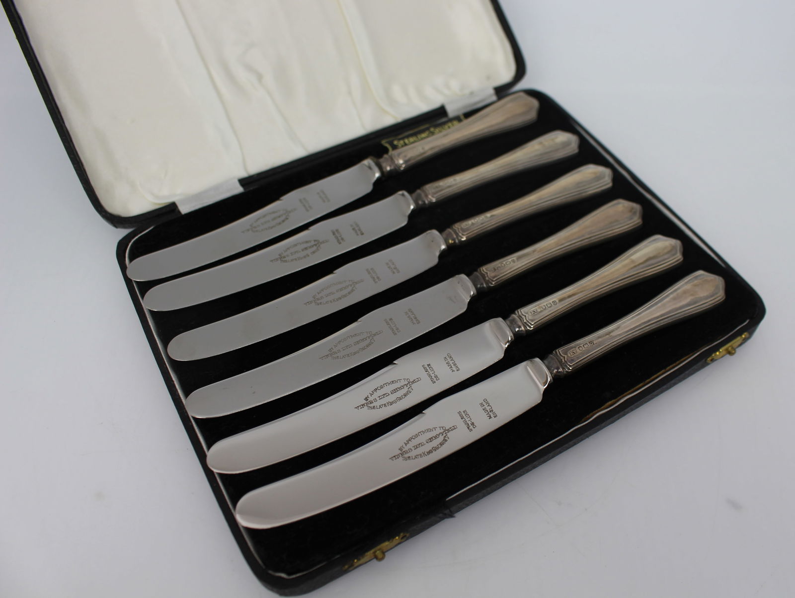 Cased Set of 6 Dessert Knives Sheffield 1931: Cased Set of 6 Dessert Knives Sheffield 1931 Length: 18 cm. Weight: 26.0 g. Silver handles, fully hallmarked. Stainless steel blades. Original presentation case Good original condition Reser