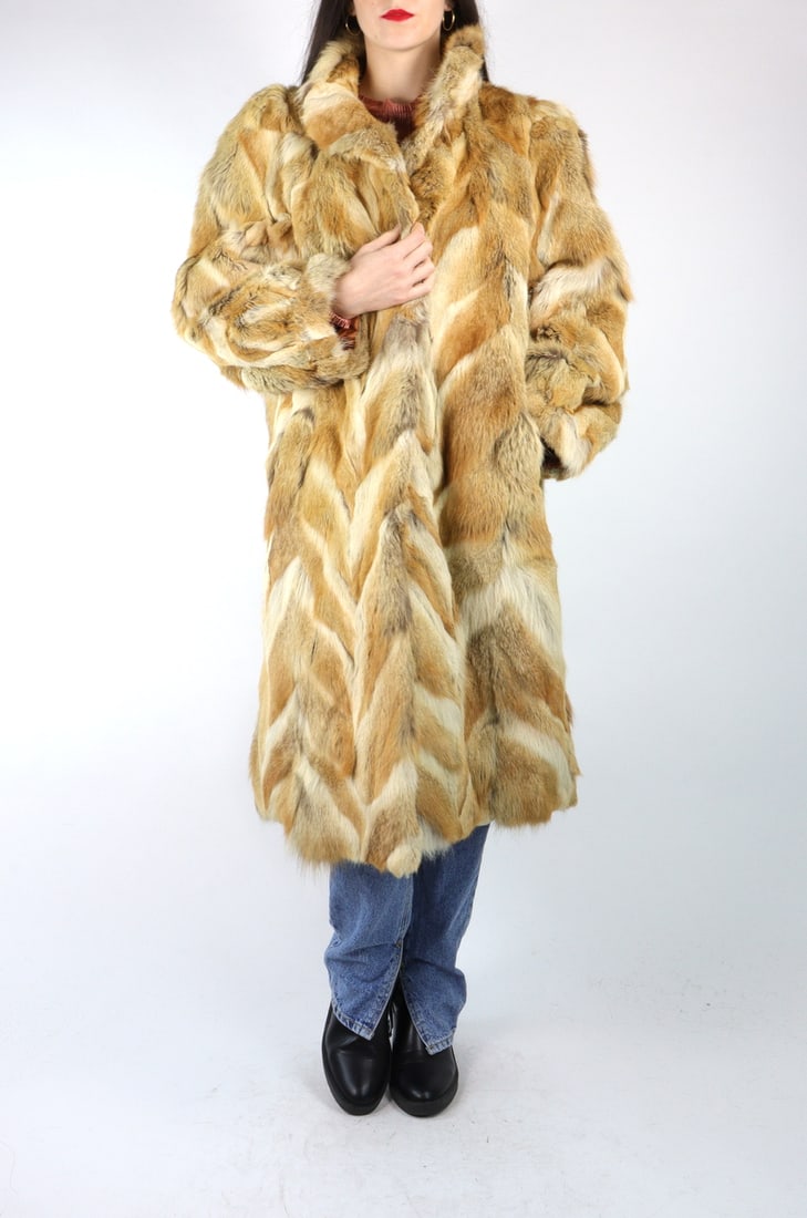 RED FOX FUR COAT EU: XL; US: 22: Title: RED FOX FUR COAT EU: XL; US: 22 Dimension: Aproximate size- EU: XL; US: 22 : Important details: Length: 110cm/43.31in -Shoulders width:50cm/19.69in -Sleeve Length:62cm/24.41in -Bust size ( pit 