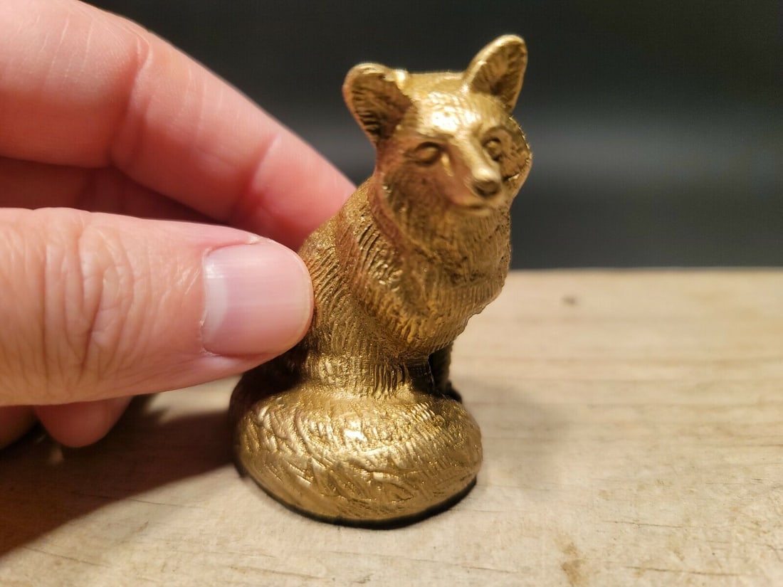Brass Fox Paperweight Desk Statue: 2 1/2" tall x 1 1/2" wide 1lb 8oz Very accurate and well made reproduction of an antique paperweight. All solid brass, darkened to look old. Certainly easy to wonder its age Reserve: $20.00 Shipping: 