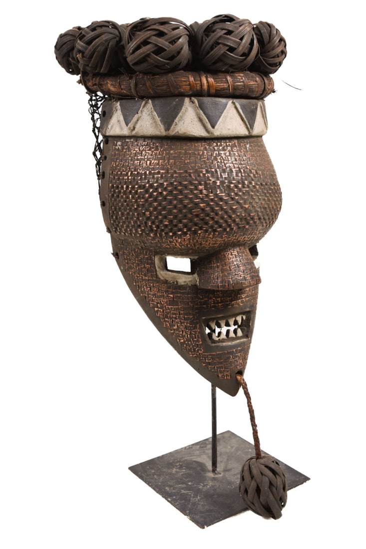 Initiation mask - Copper, Plant fibre, Wood - Salampasu - Congo: SALAMPASU masks are famous and are characterized by a bulging forehead, slanted eyes, a triangular nose and a rectangular mouth displaying filed teeth. This wooden mask has beautiful feathers on top o