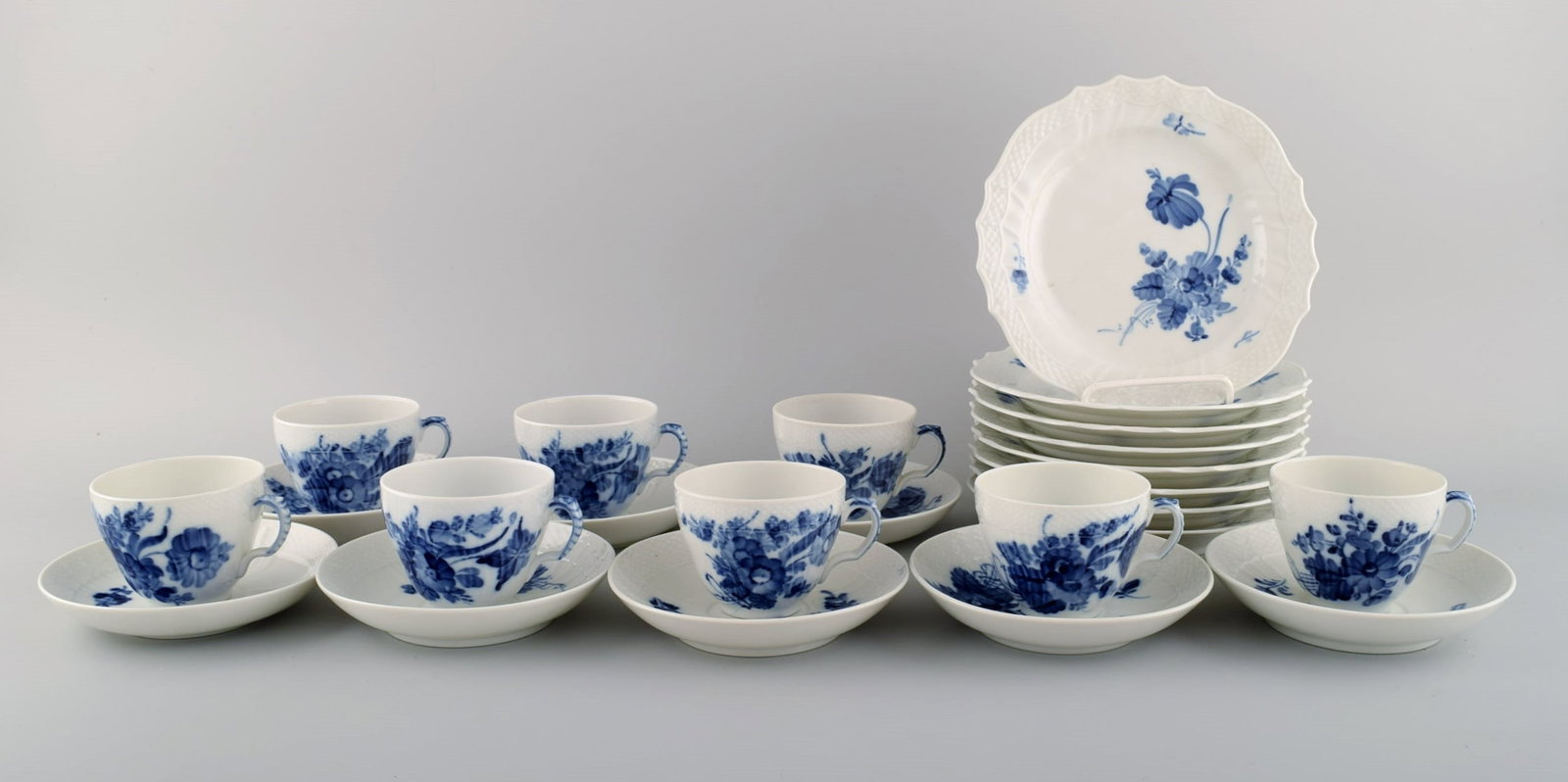 Royal Copenhagen Blue Flower Curved coffee service for eight people. 1960s. Model number 10/1549.: Royal Copenhagen Blue Flower Curved coffee service for eight people. 1960s. Model number 10/1549. Consisting of eight coffee cups (10/1549) with saucers and eight plates (10/1625). The cup measures: 7