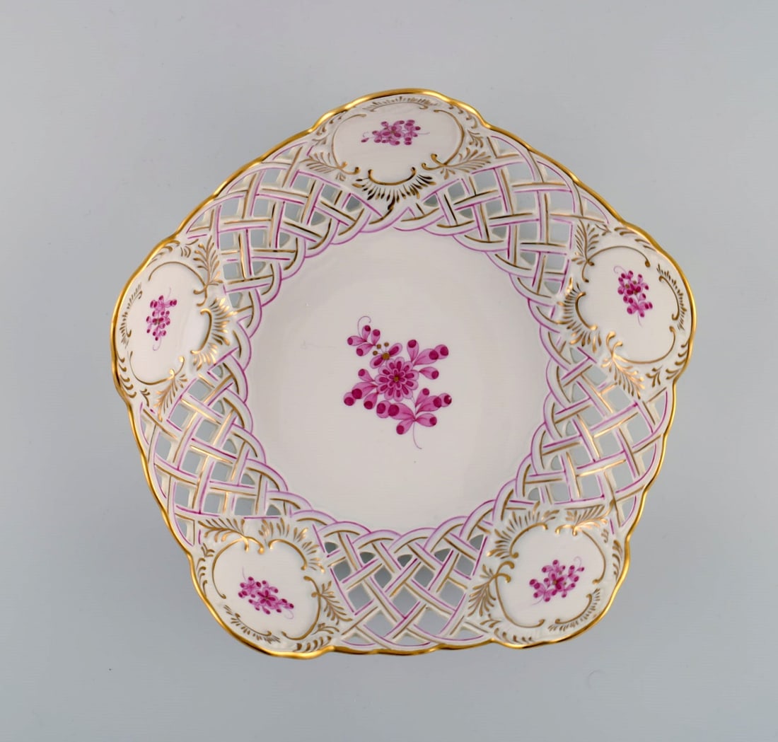 Herend bowl in openwork porcelain with hand-painted flowers and gold decoration. Mid 20th century. (1 of 6)