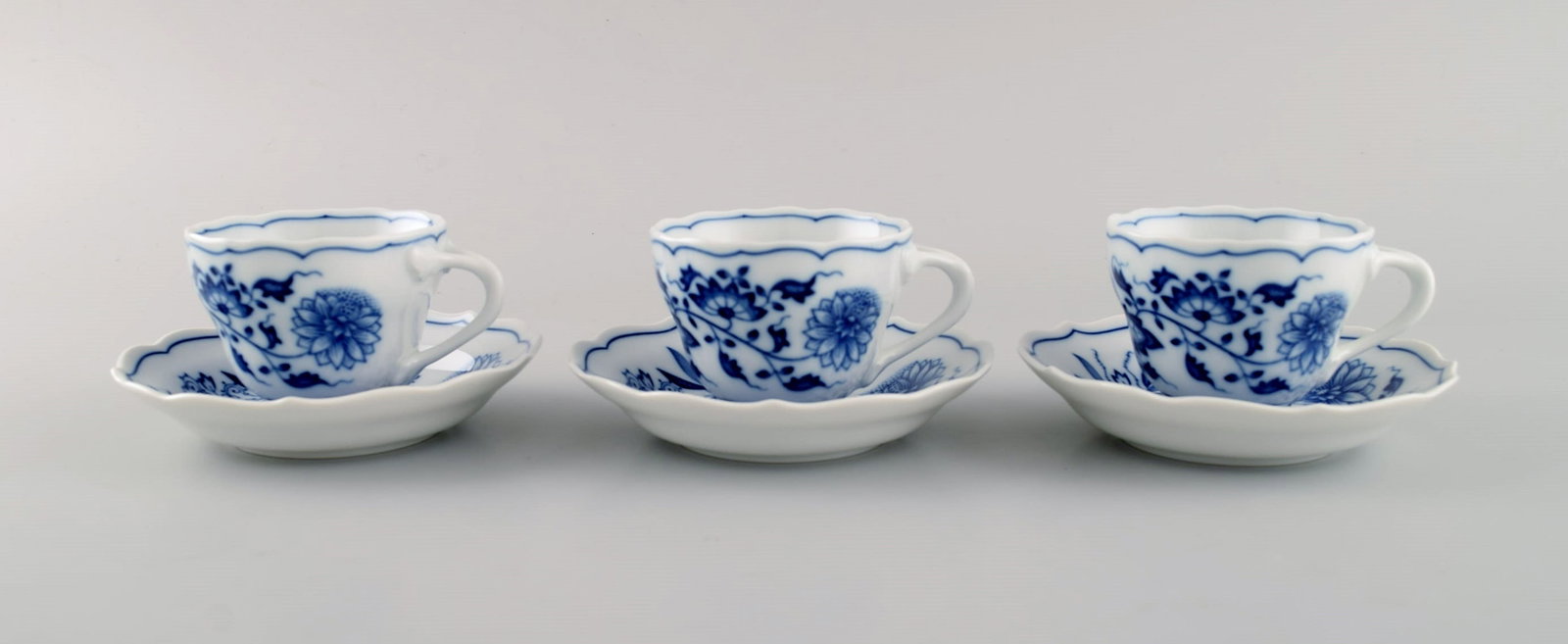 Three Hutschenreuther coffee cups in hand-painted porcelain. 1930s / 40s.: Three Hutschenreuther coffee cups in hand-painted porcelain. 1930s / 40s. The cup measures: 7 x 5 cm. Saucer diameter: 11.5 cm. In excellent condition. Stamped. Reserve: $119.00 Shipping: Domestic: Sh