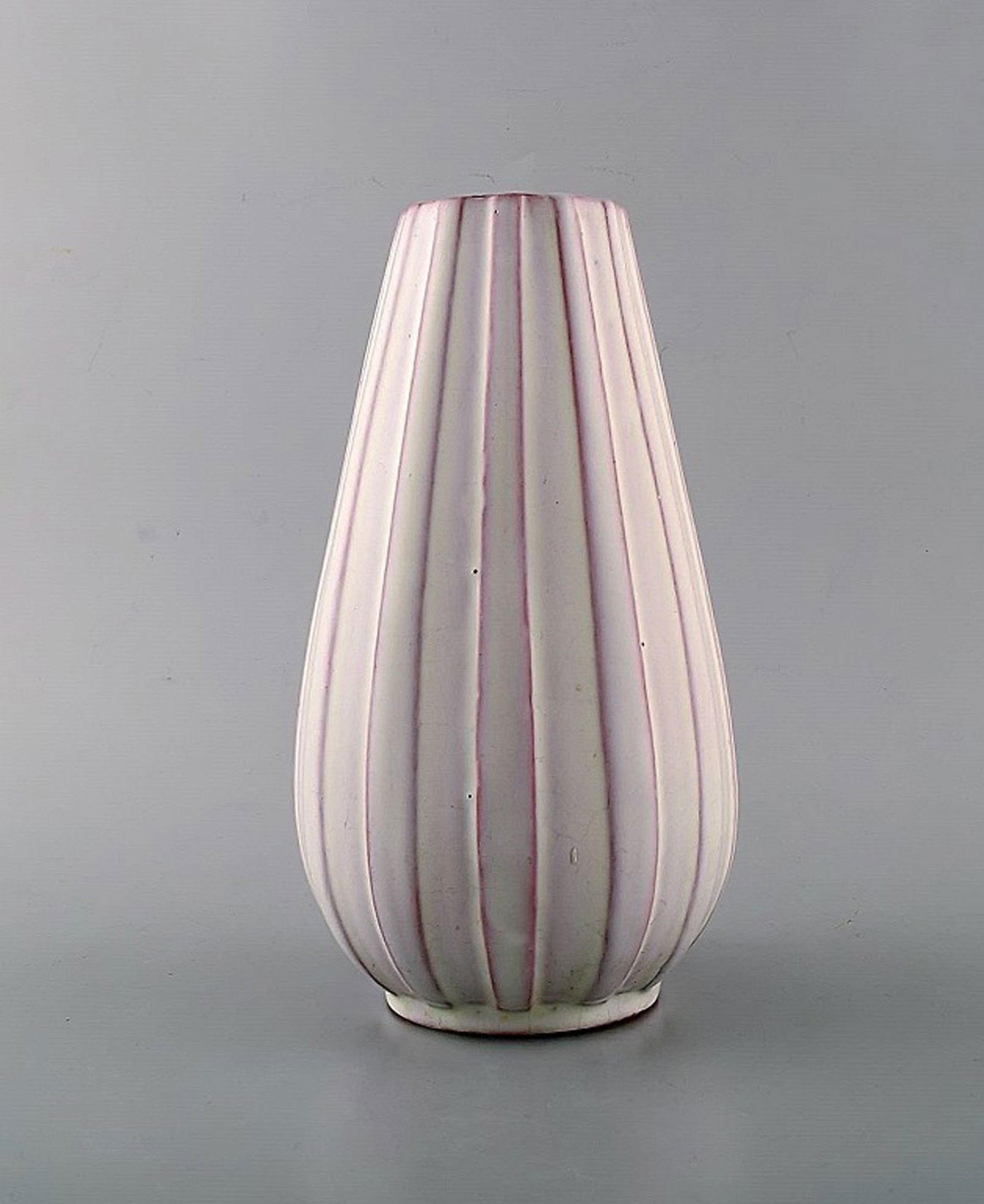 Upsala-Ekeby vase in white glazed ceramics. Ribbed design, 1950's.: Upsala-Ekeby vase in white glazed ceramics. Ribbed design, 1950's. Measures: 21.5 x 12.5 cm. In very good condition. Stamped. Model Number: 490. Reserve: $210.00 Shipping: Domestic: Shipping rates are