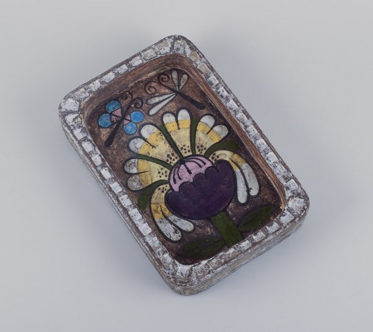 Mari Simmulson for Upsala-Ekeby, large ceramic bowl decorated with sunflowers and butterflies.: Mari Simmulson for Upsala-Ekeby, large ceramic bowl decorated with sunflowers and butterflies. 1960s. Model number 4158. In excellent condition. Marked. Dimensions: L 27.0 cm. x D 18.0 x H 4.5 cm. Res