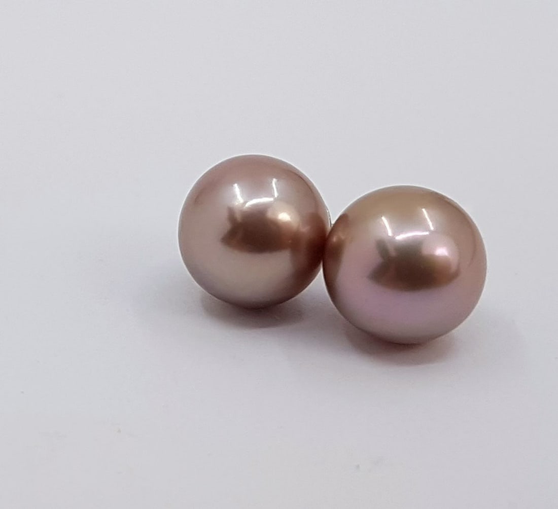 10x11mm Round Pink Edison Pearls - 14 kt. White gold - Earrings: Title: 10x11mm Round Pink Edison Pearls - 14 kt. White gold - Earrings Description: A pair of luxurious pink Edison pearl stud earrings, a perfect piece of jewellery for everyday wear or elegant eveni