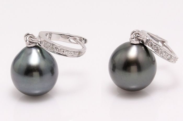 14 kt. White Gold - 9x10mm Tahitian Pearl Drops - Earrings - 0.09 ct: Title: 14 kt. White Gold - 9x10mm Tahitian Pearl Drops - Earrings - 0.09 ct Description: Emerging from the tropical lagoons of French Polynesia, these Tahitian pearls have been hand selected for their