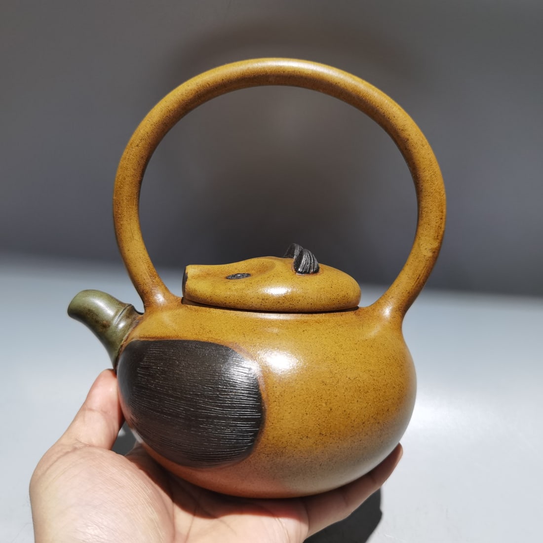 Chinese Yixing Zisha Clay Handle Teapot w Artist Signed: Title: Chinese Yixing Zisha Clay Handle Teapot w Artist Signed Date/Period: -- Origin: Chinese Dimension: 180x190(mm) 7.09x7.48(inches) Materials: Yixing Zisha Reserve: $166.00 Shipping: Domestic: Shi