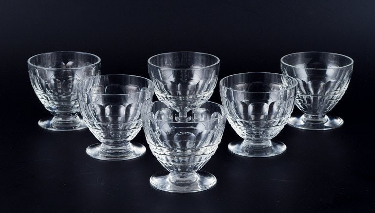 Baccarat, France, a set of six "Charmes" Art Deco white wine glasses in clear crystal glass. Faceted: Title: Baccarat, France, a set of six "Charmes" Art Deco white wine glasses in clear crystal glass. Faceted cut. Description: Baccarat, France, a set of six "Charmes" Art Deco white wine glasses in cl