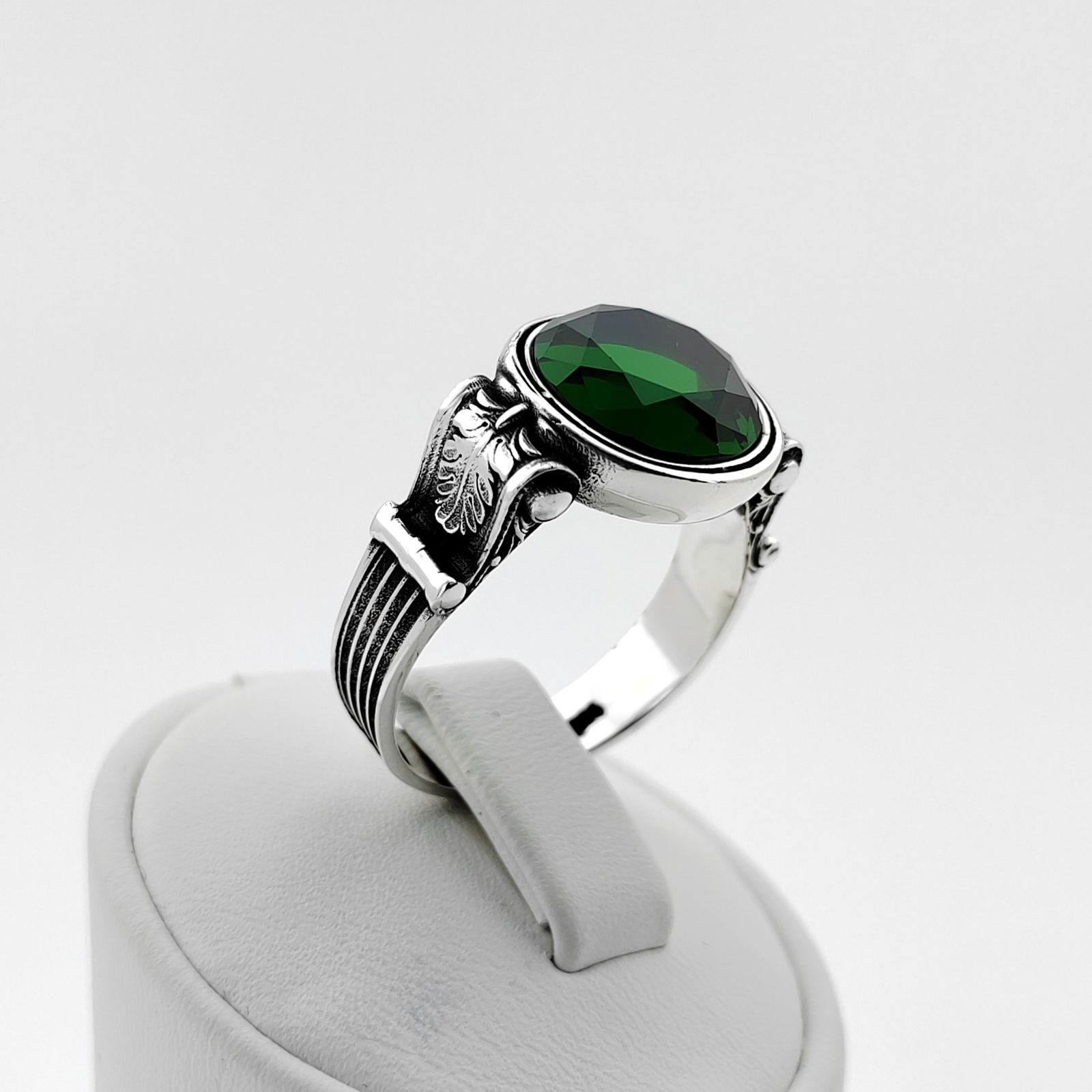 925 Silver Men's Ring with Facet Cut Green Zircon: Title: 925 Silver Men's Ring with Facet Cut Green Zircon Description: 925 Silver Men's Ring with Facet Cut Green Zircon -Weight:8.1g -Size: US Size 11 (20.75mm) With Gift Box Express Shipping.Carrier:
