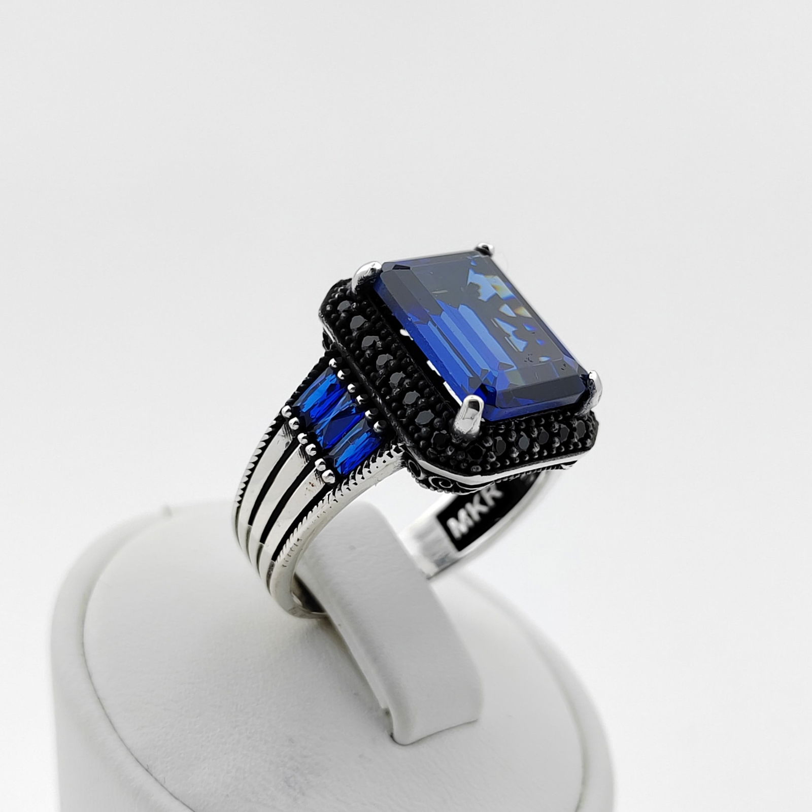 925 Silver Men's Ring with Blue Zircon: Title: 925 Silver Men's Ring with Blue Zircon Description: 925 Silver Men's Ring Ornated With Blue and Black Zircons -Condition:New -Total Weight:8.8g -Size: US Size 10.50 (20.25mm) With Gift Box Expr