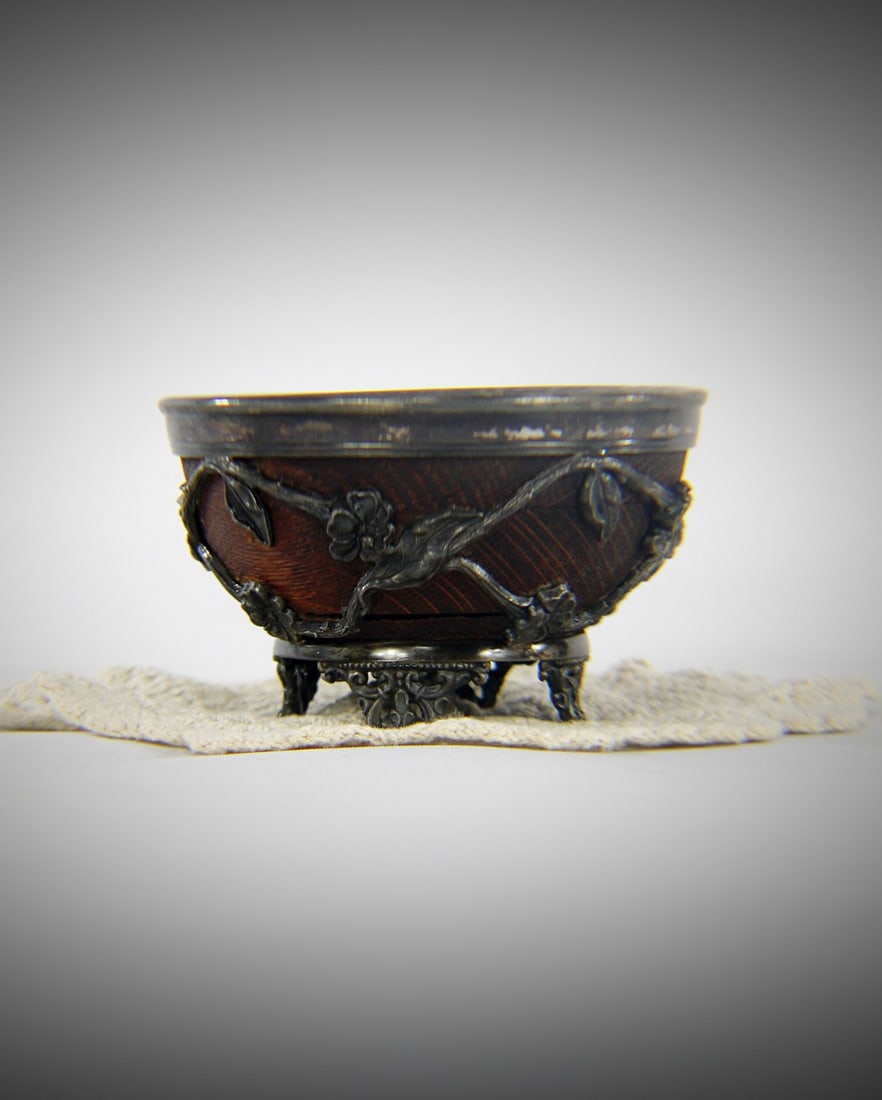 St. Louis Silver Co. Flemish Oak & Quadruple Silver Plate Footed Bowl (1 of 8)