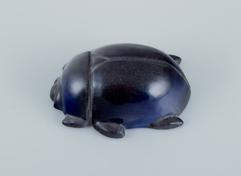 Taisto Kaasinen (1918–1980) for Arabia, Finland. Rare ceramic scarab with glaze in blue and: Taisto Kaasinen (1918–1980) for Arabia, Finland. Rare ceramic scarab with glaze in blue and black shades. From the 1970s/1980s. Marked. In perfect condition. Dimensions: Length 11.8 cm x Diamete