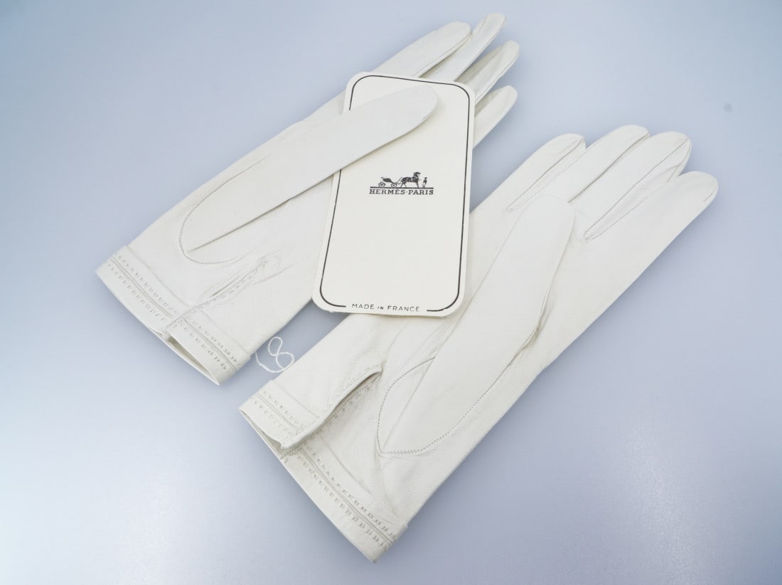 Hermes Gloves - Leather - Excellent condition: Title: Hermes Gloves - Leather - Excellent condition Materials: Leather Size: 7 Description: Specifications Brand: HermÃ¨sÂ® Object type: Gloves Model: - Condition: As new - unused and no signs of