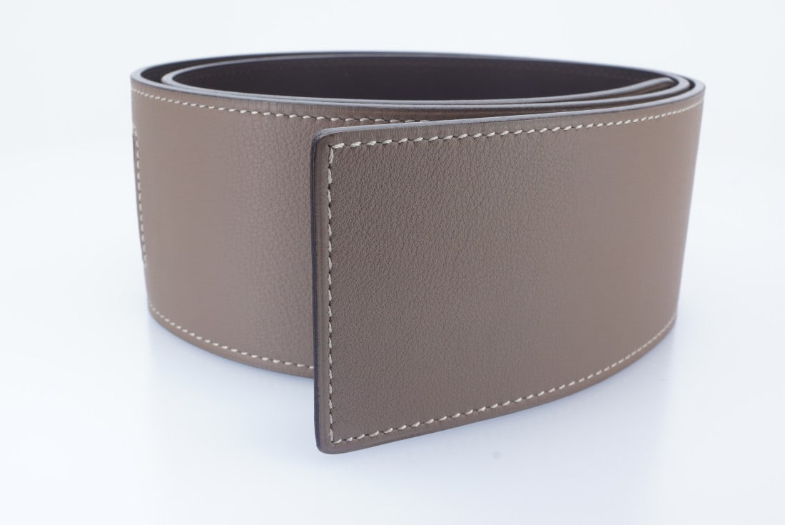 Hermes Belt - Reversible (Etoupe/Chocolat) - Extra Wide - As New: Title: Hermes Belt - Reversible (Etoupe/Chocolat) - Extra Wide - As New Materials: Leather Size: 35.5 (inches) Description: Specifications Brand: HermÃ¨sÂ® Object type: Belt Model: Reversible Belt